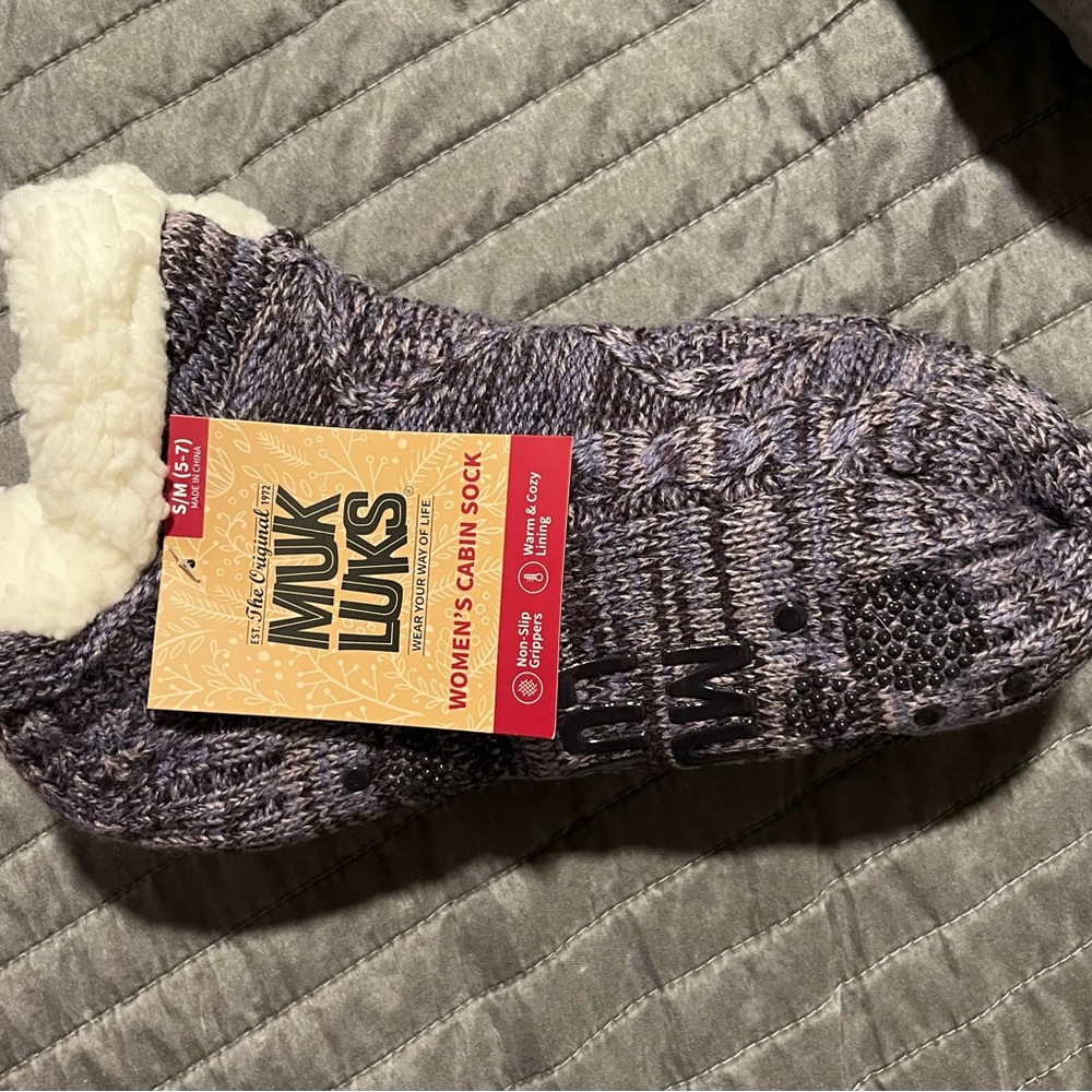 NWT Muk Luks Gray Cabin Socks